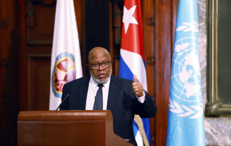 Dennis Francis, presidente de la Asamblea General de la ONU, durante su conferencia en la Universidad de La Habana. Foto: Ernesto Mastrascusa / EFE.