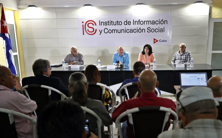 Onelio Castillo Corderí, vicepresidente del Instituto de Información y Comunicación Social (ICS) y miembro de la Comisión Redactora de la Ley de Comunicación Social, habla durante una conferencia de prensa. Foto: EFE/Ernesto Mastrascusa.