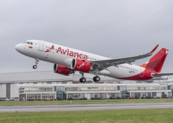 Avión de la aerolínea colombiana Avianca. Foto: informeaereo.com / Archivo.