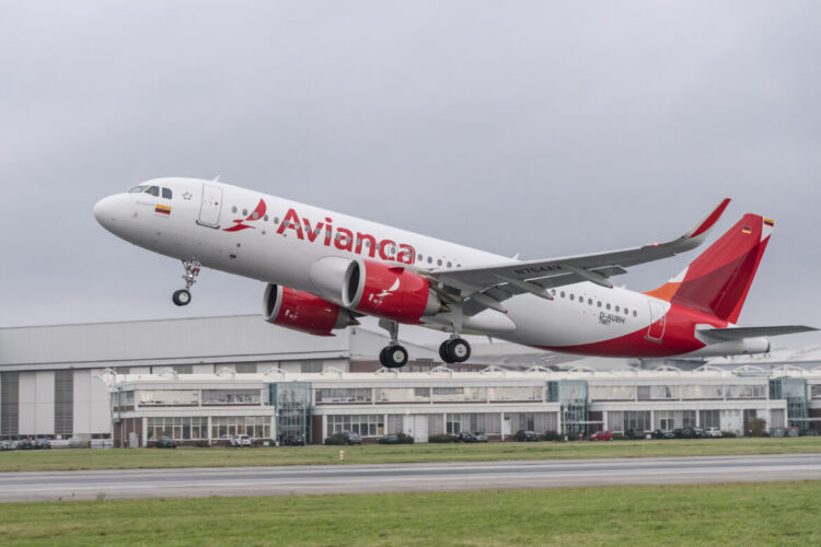 Avión de la aerolínea colombiana Avianca. Foto: informeaereo.com / Archivo.