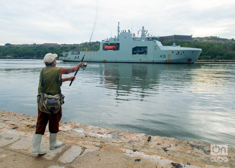 Entrada a la bahía de La Habana del buque patrullero de la Armada Real de Canadá HMCS Margaret Brooke, el 14 de junio de 2014. Foto: Otmaro Rodríguez.