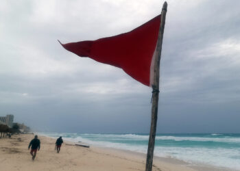 Fotografía de una bandera roja en la playa que indica oleaje agitado y fuertes corrientes en Cancún, donde se espera que el huracán Beryl afecte a finales de esta semana. Foto: Alonso Cupul/EFE.