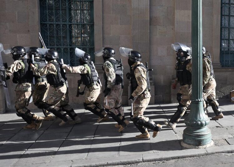 Militares ingresan a la sede del Gobierno de Bolivia este miércoles en La Paz. Foto: EFE/ Luis Gandarillas.