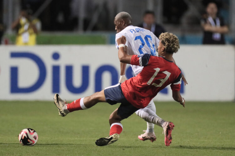 El lateral cubano de 18 años, Karel Pérez (#13), fue uno de los puntos más altos de la selección nacional antillana en el inicio de las Eliminatorias rumbo al Mundial de 2026. Foto: Gustavo Amador/EFE.