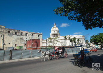 Capitolio de La Habana vista desde la calle Dragones. Foto: Otmaro Rodríguez
