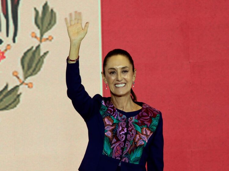 Claudia Sheinbaum, habla durante una conferencia de prensa este lunes en la Ciudad de México. Foto: EFE/José Méndez