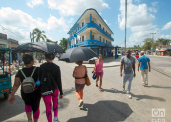 Personas caminan por las inmediaciones del correo de La Palma, en la Calzada de 10 de octubre, en La Habana. Foto: Otmaro Rodríguez.