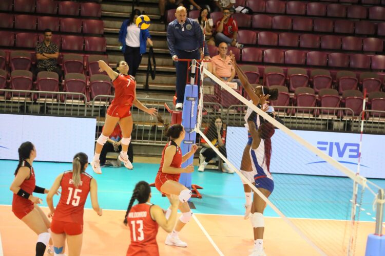 Mexicanas y cubanas ante la ned. Foto: Norceca.