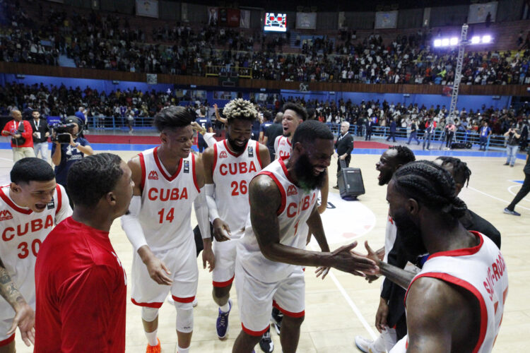 Jugadores de la selección de Cuba de baloncesto celebran tras vencer a Estados Unidos durante un partido clasificatorio a la AmeriCup 2025. Foto: Ernesto Mastrascusa/EFE.