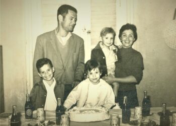 Manuel Ángel, mi padre; Elvira Serrano, mi madre, cargando a mi hermano Rodolfo, y
mi hermana Marta el día que cumplía 5 años. Yo soy el “angelito” que sonríe. En
nuestro apartamento de La Habana Vieja, 1968. Foto: Cortesía del autor.
