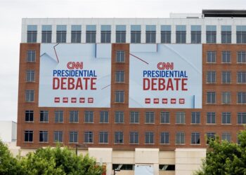 Carteles colocados en los Estudios Turner, Atlanta, antes del primer debate presidencial 2024. Foto: Michael Reynolds/EFE.