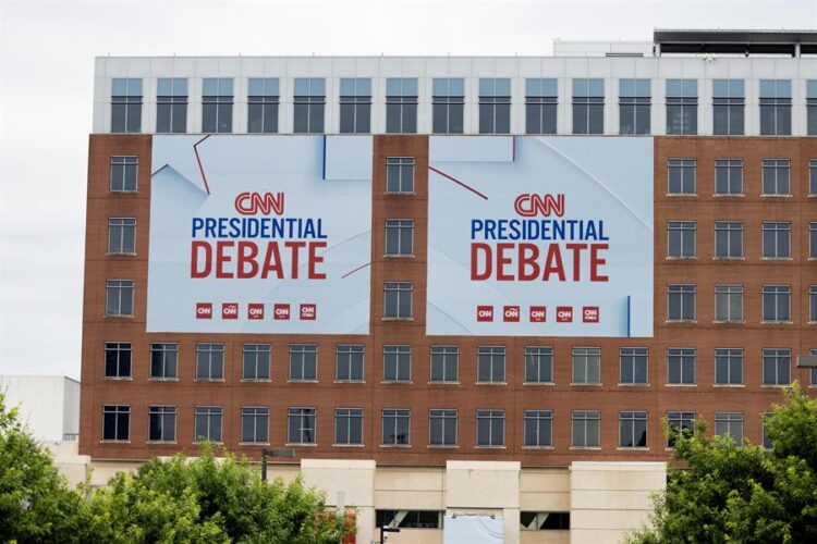 Carteles colocados en los Estudios Turner, Atlanta, antes del primer debate presidencial 2024. Foto: Michael Reynolds/EFE.