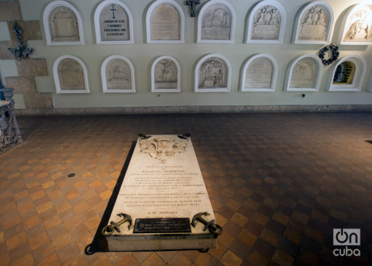 Tumba del Márquez Duquesne y nichos del antiguo Cementerio de Espada, en el Museo de la Ciudad, en La Habana. Foto: Otmaro Rodríguez.