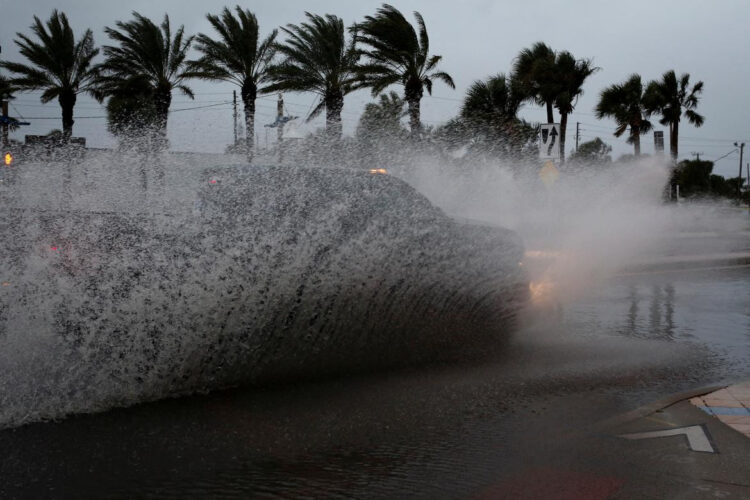 Lluvias en el sur de Florida. Foto: EFE.