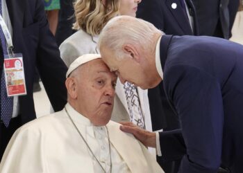 El presidente Biden , el segundo mandatario católico de EE.UU después de John F.Kennedy,  hace reposar su frente en la del papa como muestra de aprecio. Foto:  EFE/GIUSEPPE LAMI