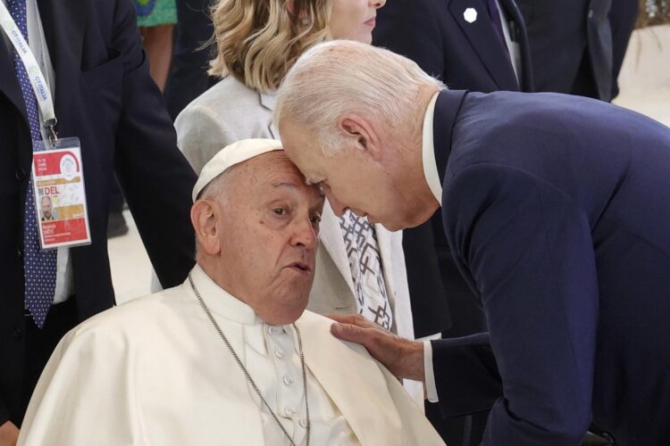 El presidente Biden , el segundo mandatario católico de EE.UU después de John F.Kennedy,  hace reposar su frente en la del papa como muestra de aprecio. Foto:  EFE/GIUSEPPE LAMI
