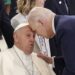 El presidente Biden , el segundo mandatario católico de EE.UU después de John F.Kennedy,  hace reposar su frente en la del papa como muestra de aprecio. Foto:  EFE/GIUSEPPE LAMI