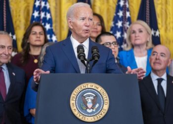 El presidente Joe Biden anuncia la orden ejecutiva que favorece a cientos de miles de inmigrantes. Foto: EFE.