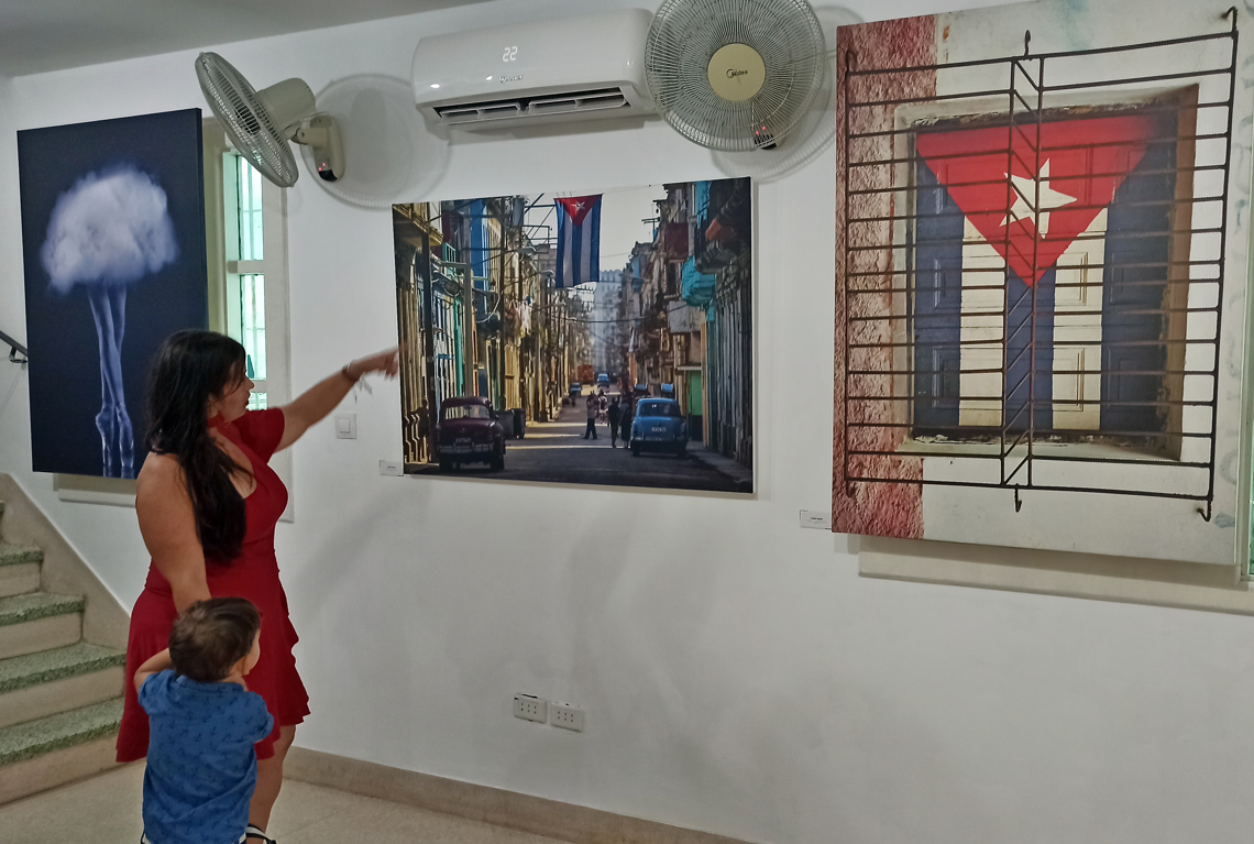 Inauguración de Estudio Z, proyecto de los fotógrafos Yander Zamora y Roberto Ruiz en La Habana. Foto: Ernesto Mastrascusa / EFE.