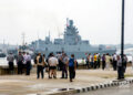 Personas, entre ellas un grupo de policías, observan la llegada a La Habana de la fragata Gorshkov como parte de la visita de una flotilla naval de Rusia, el 12 de junio de 2024. Foto: Otmaro Rodríguez.