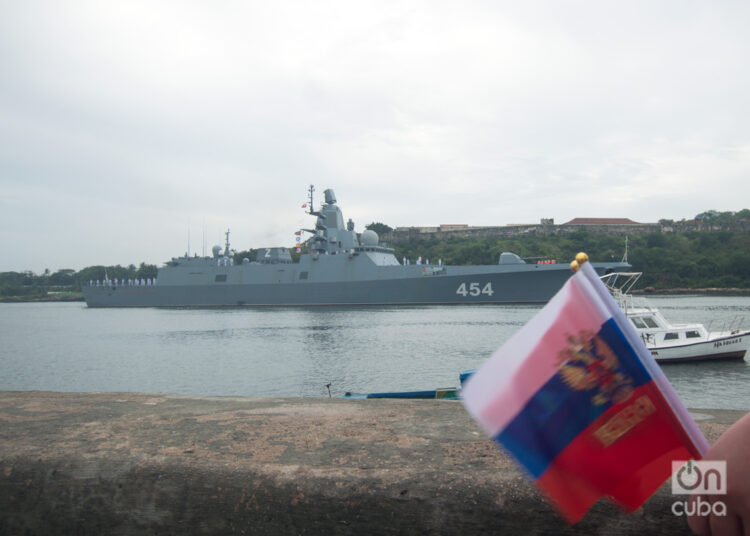 La fragata Gorshkov entra a la bahía de La Habana como parte de la visita de una flotilla naval de Rusia a la isla, el 12 de junio de 2024. Foto: Otmaro Rodríguez.