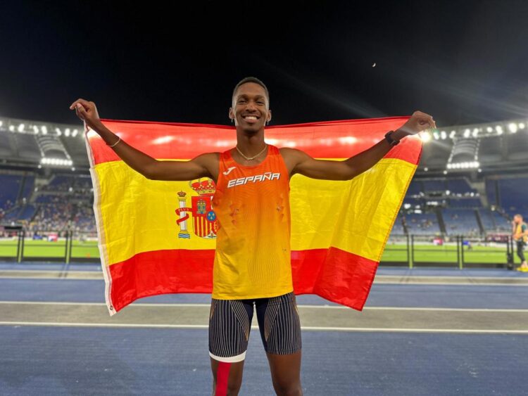 Jordan Díaz, con una marca de 18,18 metros, récord nacional, se ha proclamado este martes campeón de Europa de triple salto en su primera competición internacional con España y ha destronado al portugués Pedro Pichardo, campeón olímpico y defensor de la corona continental que conquistó en Múnich 2022. Foto: EFE/RFEA