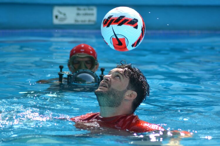 Johen Lefont impuso una nueva marca en la modadlidad de dominio del balón en el agua. Foto: Ricardo López Hevia.