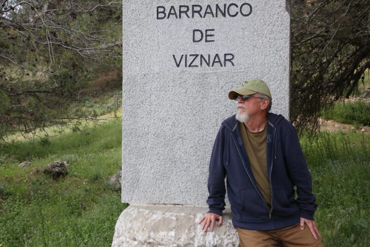 El autor en el sitio donde ultimaron a Federico García Lorca. Foto: Josep Vicent Rodríguez.