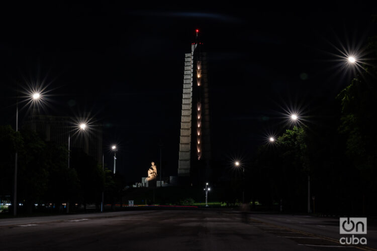 Plaza de la Revolución de madrugada. Foto: Kaloian.