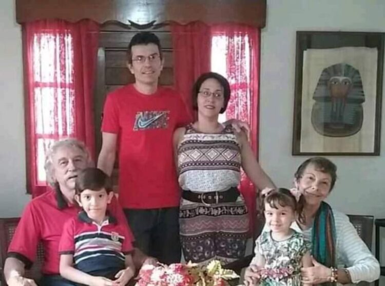 La familia en pleno. De izquierda a derecha, Manuel García Verdecia, Manuel García Meseguer, Maylin Santiesteban y Maricela Messeguer. En primera fila, los nietos. Foto: Cortesía del autor.