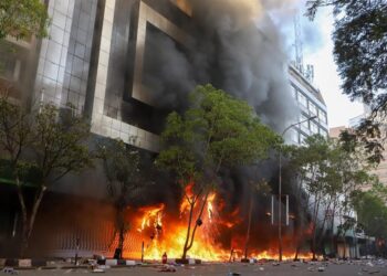 Manifestantes prendieron fuego al parlamento de Kenia. Foto: AP.