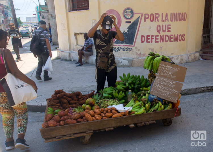 Venta de productos agrícolas en una carretilla en La Habana. Foto: Otmaro Rodríguez.