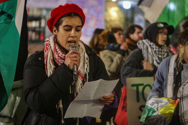 Al grito de "Ni una menos", mujeres marchan contra la violencia machista en Uruguay. Foto: Gastón Britos/ EFE.