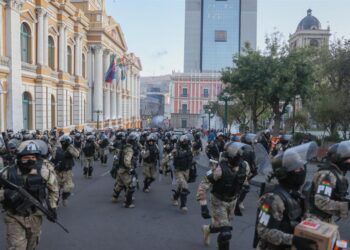 Militares se retiran de la sede del Gobierno de Bolivia este miércoles en La Paz. Foto: EFE/ Luis Gandarillas.