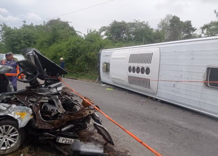 Automóvil (izq) y ómnibus de turismo (der) accidentados en el Crucero de Carmita, en el municipio villaclareño de Camajuaní. Foto: Henry Omar Pérez / Perfil de Facebook de la emisora CMHW.