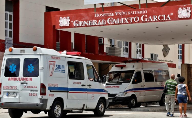 Imagen de archivo de ambulancias en el Hospital Calixto García, en La Habana. Foto: EFE / Archivo.