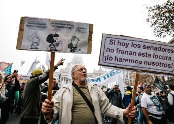 Manifestación contra la ley Bases, que se discutía en el senado. Foto: Juan Ignacio Roncoroni/EFE.
