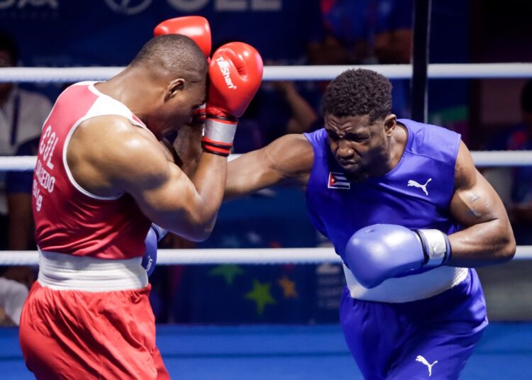 El campeón centroamericano de los +92 kg, el cubano Fernando Arzola (der), no pudo lograr el boleto olímpico a París 2024. Foto: Calixto N. Llanes / Jit.