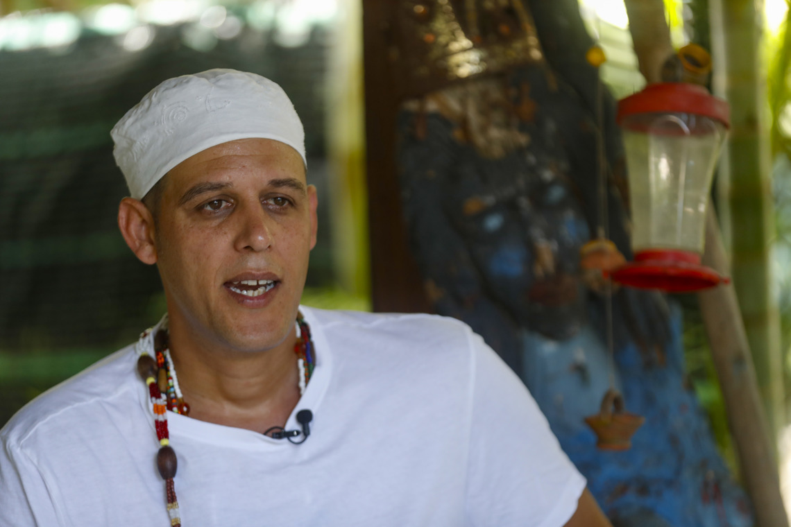 Daniel Oliva, babalawo cubano (sacerdote de Ifá), conversa con EFE durante una entrevista en su casa en La Habana. Foto: Yander Zamora / EFE.