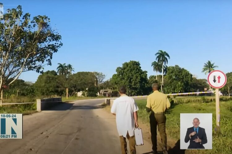 Especialistas de la PNR en el lugar conocido como Puente estrecho, donde asesinaron a la víctima. Foto: Captura de video del reporte televisivo.