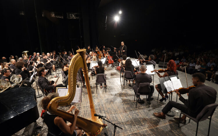 El mexicano Guillermo Villarreal dirige la Orquesta Sinfónica Nacional de Cuba en el Teatro Nacional en La Habana, durante un concierto en homenaje al cantante y compositor mexicano José Alfredo Jiménez. Foto: Ernesto Mastrascusa / EFE.