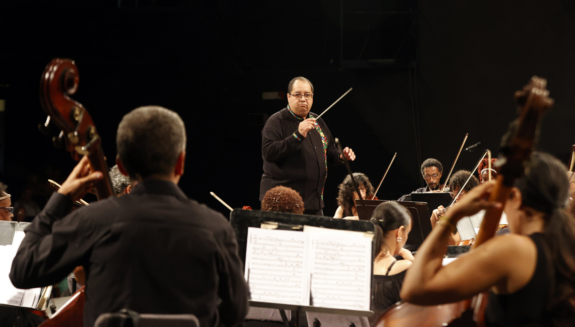 El mexicano Guillermo Villarreal dirige la Orquesta Sinfónica Nacional de Cuba en el Teatro Nacional en La Habana, durante un concierto en homenaje al cantante y compositor mexicano José Alfredo Jiménez. Foto: Ernesto Mastrascusa / EFE.