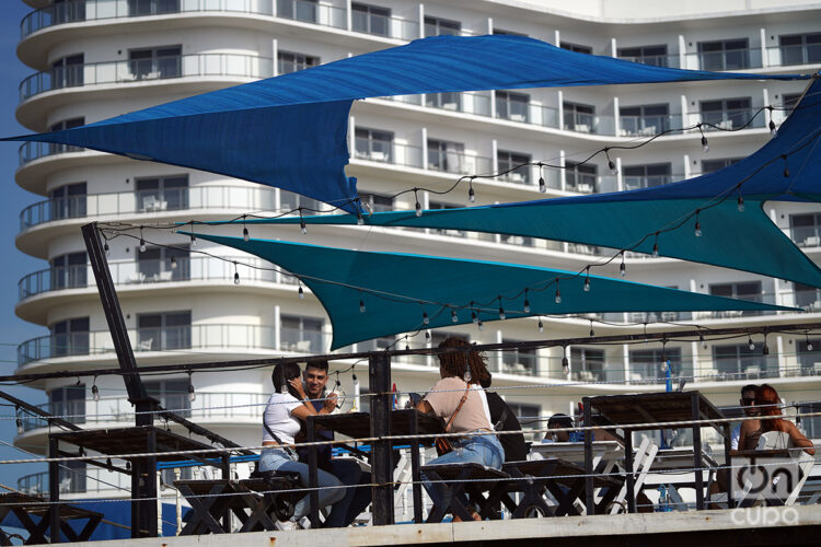 Dos parejas conversan en uno de los restaurantes del paseo marítimo de 3ra y 70. Foto: Alejandro Ernesto.