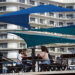 Dos parejas conversan en uno de los restaurantes del paseo marítimo de 3ra y 70. Foto: Alejandro Ernesto.