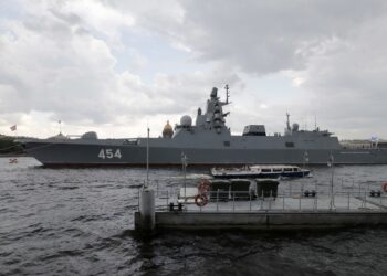 Una fragata rusa durante la preparación del día naval en San Petersburgo. Foto: Anatoly Maltsev/ EFE.