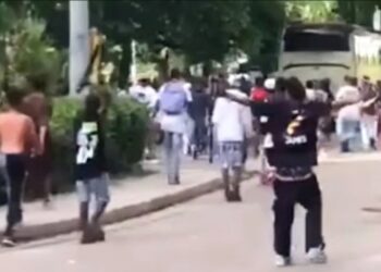 Captura de video en que se ven jóvenes participantes en los hechos violentos de este sábado en la Finca de los Monos, en La Habana.