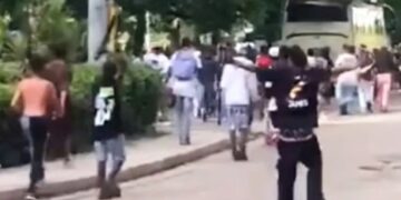 Captura de video en que se ven jóvenes participantes en los hechos violentos de este sábado en la Finca de los Monos, en La Habana.