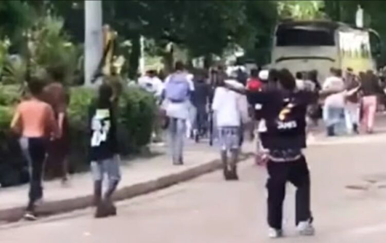 Captura de video en que se ven jóvenes participantes en los hechos violentos de este sábado en la Finca de los Monos, en La Habana.