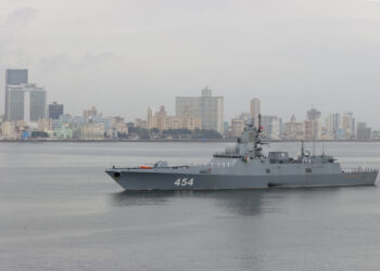 Uno de los barcos de la flotilla de la Marina de Guerra de Rusia este miércoles, en la Habana. Foto: Ernesto Mastrascusa/EFE.