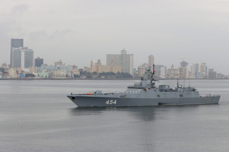 Uno de los barcos de la flotilla de la Marina de Guerra de Rusia este miércoles, en la Habana. Foto: Ernesto Mastrascusa/EFE.